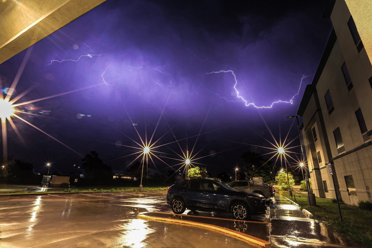 newsfroggie's tweet photo. At 3am, a quick thunderstorm rolls through Borger, Texas. Who can sleep through these? Not me. https://t.co/N2V3HwIsyq