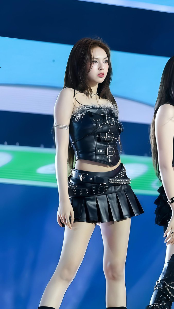 Look at the star aura that’s starting to shine through. Remind me that she’s still only 16. She’s going to be the next true performer.
#chiquita #babymonster