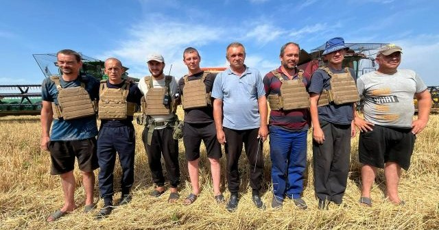 LesyaUA7Evropa's tweet photo. Комбайнери!
Люди, які тримають хлібний фронт в Україні.
Подяка до Неба, уклін Вам до Землі! https://t.co/AMn0kZiK60