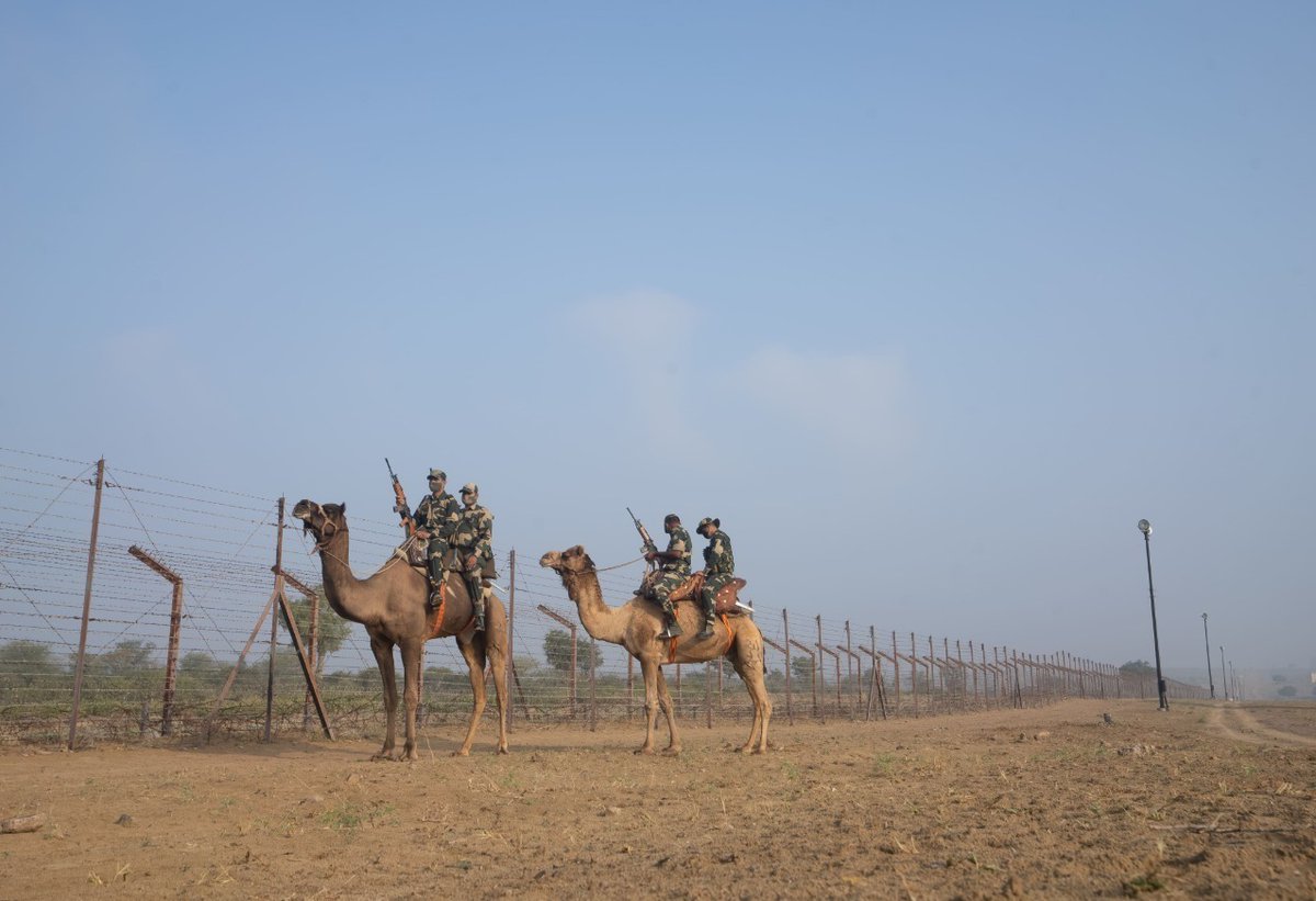 Sirohikiaawaz's tweet photo. #OperationAlert #Jaisalmer #BSF #IndiaPakistanBorder #BSFPatrol #IndependenceDay #Border #NationalSecurity #IndianArmy 
भारत-पाक सीमा पर ‘ऑपरेशन अलर्ट’ शुरू, 15 अगस्त को लेकर BSF हाई अलर्ट,

जैसलमेर। 11 से 17 अगस्त तक भारत-पाक अंतर्राष्ट्रीय सीमा पर BSF ने ‘ऑपरेशन अलर्ट’ शुरू किया है, स्वतंत्रता दिवस को देखते हुए जवान 24 घंटे आधुनिक हथियारों के साथ मुस्तैद रहेंगे, घुसपैठ और तस्करी रोकने के लिए गश्त तेज की गई है, सुरक्षा नाकों की संख्या बढ़ाई गई है और ऊंटों के साथ फुट पेट्रोलिंग भी जारी है, राजस्थान से सटी पाक सीमा पर BSF की पैनी नजर सरहद पार हर गतिविधि पर टिकी है।
