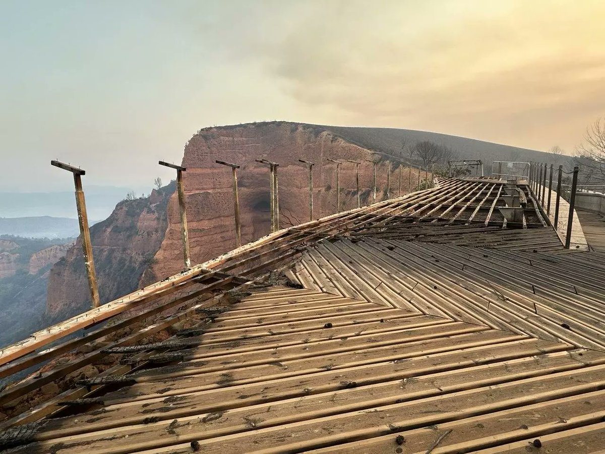 Rafael® (@rafamerdel) on Twitter photo El Bierzo son Las Médulas y Las Médulas son El Bierzo. El fuego las ha arrasado. Todo se ha calcinado. Rabia e impotencia infinitas.
Hoy todos los bercianos tenemos en mente a las madres de <a href="/alferma1/">Alfonso F. Mañueco</a> y <a href="/consejeromavcyl/">Juan Carlos Suárez-Quiñones</a>. El Bierzo son Las Médulas y Las Médulas son El Bierzo. El fuego las ha arrasado. Todo se ha calcinado. Rabia e impotencia infinitas.
Hoy todos los bercianos tenemos en mente a las madres de <a href="/alferma1/">Alfonso F. Mañueco</a> y <a href="/consejeromavcyl/">Juan Carlos Suárez-Quiñones</a>.