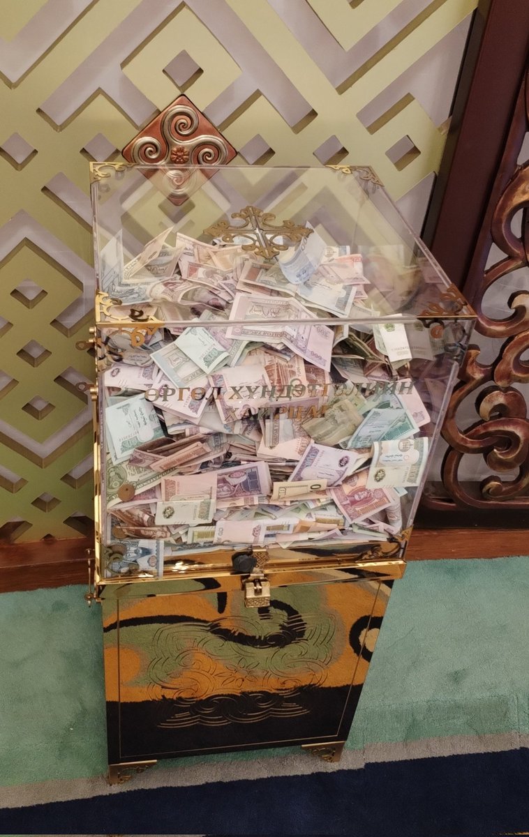 Чингис хааны музейн хүндэтгэлийн өргөөнд байгаа энэ заваан хайрцгаа зайлуулаач!!! Алтаар урласан их хааны хөшөө нь мөнгө гуйгаад байгаа юм шиг эвгүй гэдэг нь...