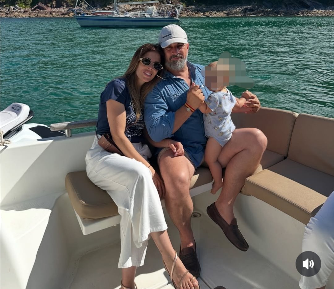 El ultraderechista Santi Abascal acumula 28 años de cargos y chiringuitos. No ha cotizado fuera de la política y vive en mansión con su mujer Lidia Bedman, que ha facturado 60.000€ del entramado mediático de VOX. Desde el barco llama delincuentes a migrantes que vienen en patera