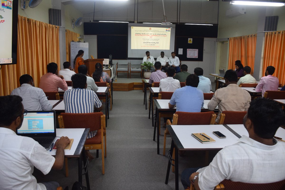 ಮಹಾತ್ಮ ಗಾಂಧಿ ರಾಷ್ಟ್ರೀಯ ಗ್ರಾಮೀಣ ಉದ್ಯೋಗ ಖಾತರಿ ಯೋಜನೆಯಡಿ ಜಿಯೋ ಟ್ಯಾಗಿಂಗ್ ಮತ್ತು ಜಿಯೋ ಫೆನ್ಸಿಂಗ್ ಮೊಬೈಲ್ ಅಪ್ಲಿಕೇಶನ್ ಕುರಿತು ಮೈಸೂರಿನ ಅಬ್ದುಲ್ ನಜೀರ್ ಸಾಬ್ ಸಂಸ್ಥೆಯಲ್ಲಿ ನಡೆದ ತರಬೇತಿ ಕಾರ್ಯಕ್ರಮಕ್ಕೆ ಮಾನ್ಯ ಗ್ರಾಮೀಣಾಭಿವೃದ್ಧಿ ಆಯುಕ್ತರಾದ ಶ್ರೀ ಸೋಮಶೇಖರ್ ಎಸ್ ಜೆ ರವರು ಚಾಲನೆ ನೀಡಿದರು.

#MGNREGA #training