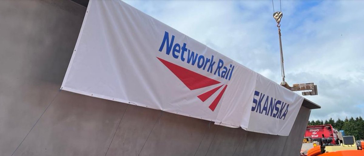 CLIFTON BRIDGE: FIRST SECTION DELIVERED

An 84-tonne, 21.2m-long East Pier Box has begun its journey to replace the M6 West Coast Main Line bridge south of Penrith.

ow.ly/kzYs50WxRt9