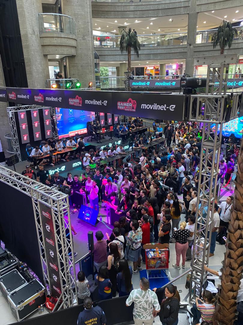 aaronmoi475's tweet image. Ayer en la #GamerFest vi a un panita literalmente robándose un prompt de una cosplayer. Y sonará mal. Pero cuando tomas un Otaku con -2 de carisma y habilidad social y lo lanzas a un ambiente afín el libre albedrío se les va de palos