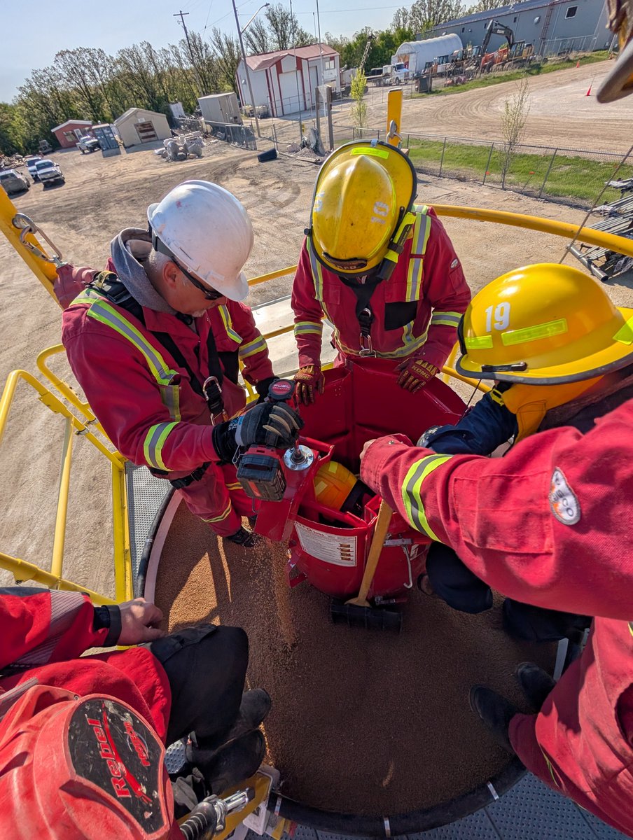 Grain safety saves lives.
Manitoba Canola Growers is proud to support the #BeGrainSafe program, which brings vital training to communities across Canada, including right here in Manitoba.
During BeGrainSafe Week, we’re celebrating the impact of this important initiative:
- In