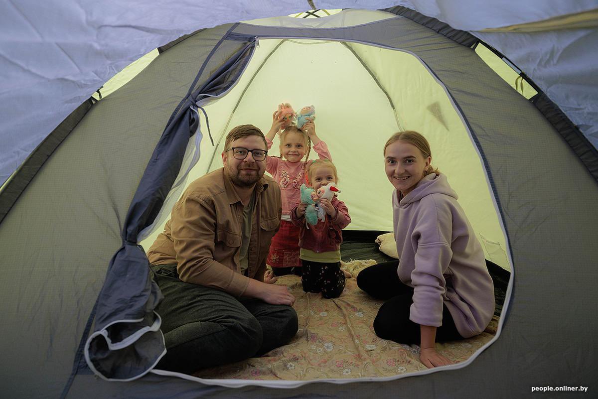 Как ходить в поход с детьми. Выясняем с человеком, который 26 лет водит людей по лесам, рекам и горам

В семье Наханьковых две дочки — шести­летняя Надя и двух­летняя Ника — и ни секунды покоя. 

Родители, Татьяна и Алексей, люди энергичные: в этом сезоне решили перебраться из