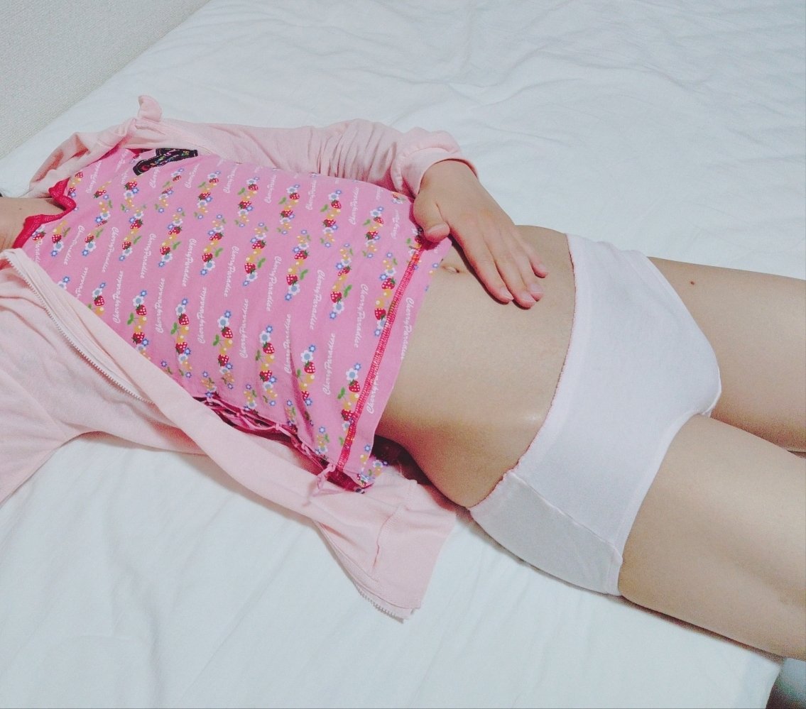 _chichichichi0_'s tweet photo. お洋服着せてあげたよ〜🎀
女児ぱんつで、おちんちんおさえつけられて
ぺったんこになっちゃいそう🩷
かわいいぽんぽん🍼🍒
 
 #女児女装 
 #強制女装 https://t.co/BvdW2NE2Yo