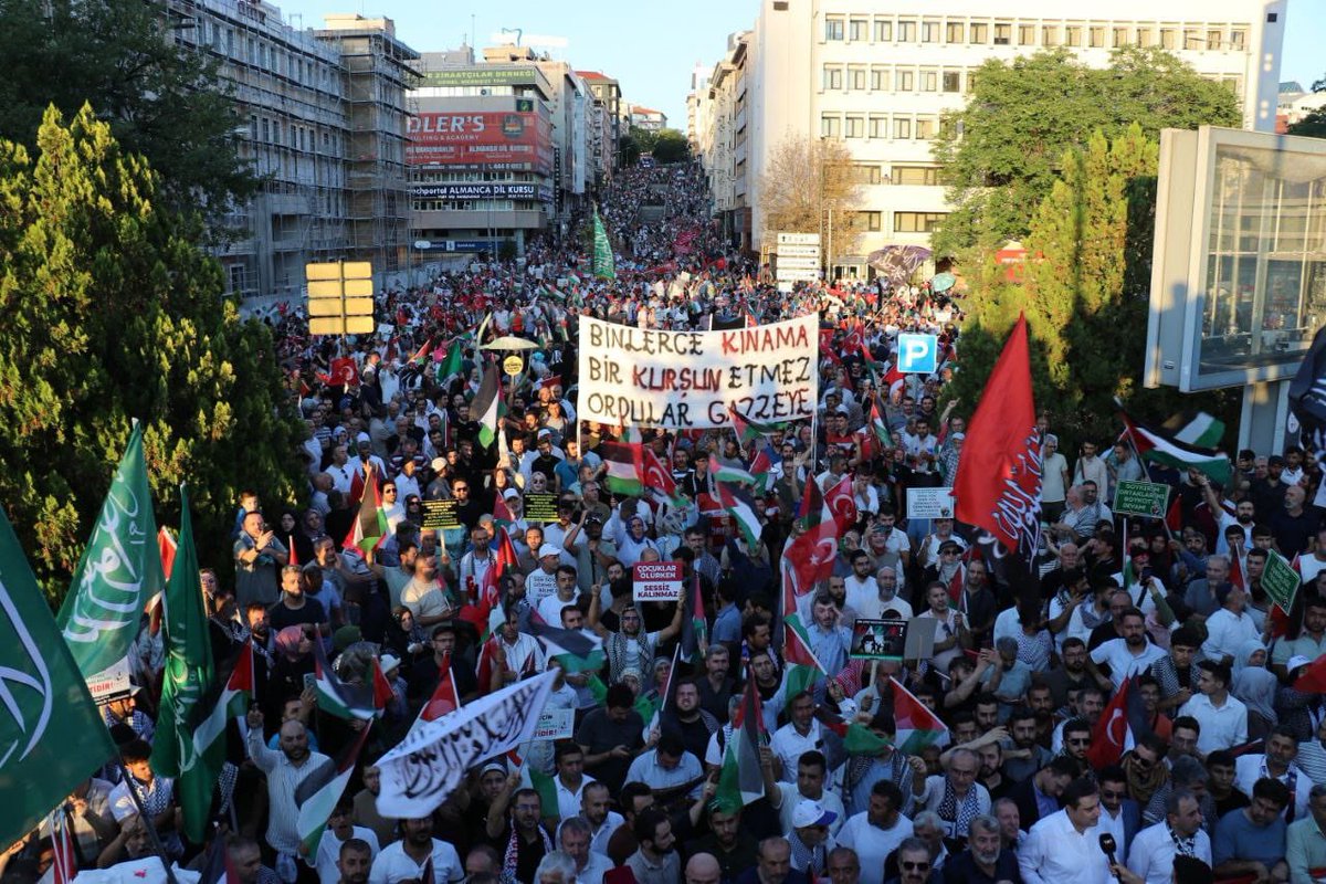 "Bir gün dağlar yürür dağlar
Bir gün güneş fersiz kalır
Tüm yıldızlar dökülür yere
Yer söyler haberini
Adımlar bir meydana yönelir
Bedenler taş kesilir
Sorulur bir gün sorulur bir bir
Sorulur bir gün sorulur."