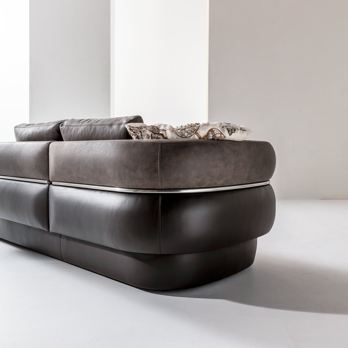 MateriaMiami's tweet photo. Duetto — sculptural comfort, tailored to you. Available as a two- or three-seater, in dormeuse or classic sofa form. A double-padded backrest is accented by a refined Liquid Metal tin profile between the backrests—giving Duetto its architectural presence. https://t.co/9anlESaEm9