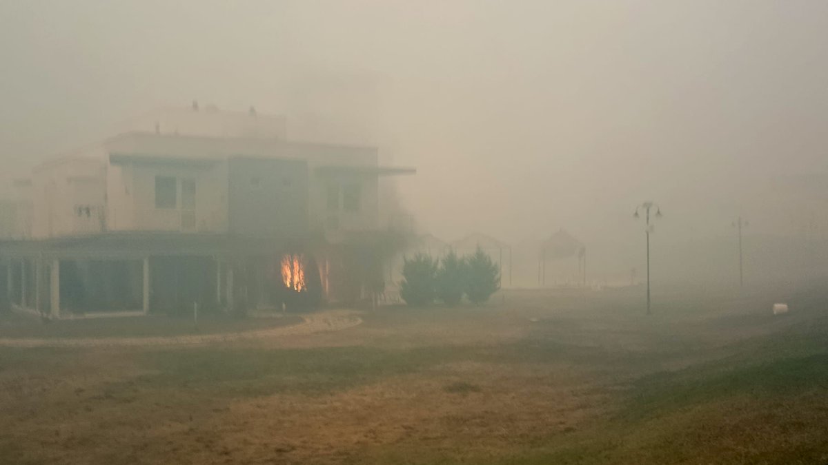 Canakkalede yangin yerleşim alanlarına sirayet etti. Arkadaşımın bulunduğu bir site alevler içinde. Allah yardim etsin