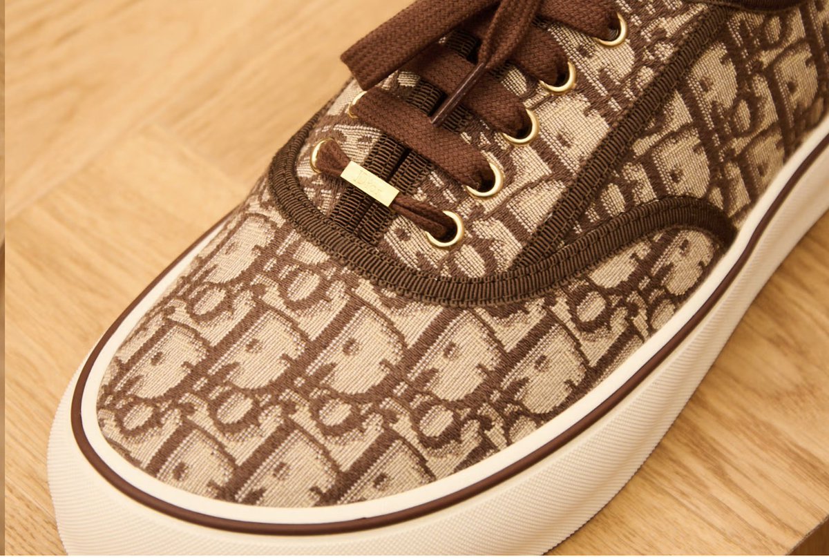 zacktanzx's tweet image. $VFC #Vans #Authentics #NFA
We are in the early innings of a skate shoe renaissance. Know what you own.

1) Valentino + Vans = (V)ery Classic Skate Shoes
highsnobiety.com/p/valentino-va…

2) Dior Does Vans
highsnobiety.com/p/dior-vans-sn…

3) Prada Says Plimsolls Will Be the Shoe of Next Summer :