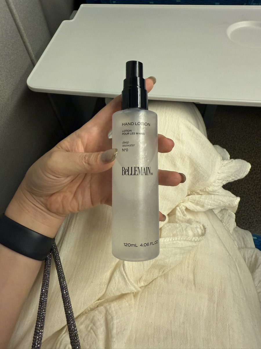 mk_styles's tweet photo. さっき、新幹線の中で、ハンドローションの蓋を落としたら、
隣に座ってたオシャレなヘアの若い男の子が一緒に探してくれたけど見つからず、最後にお礼を言って降りようとしたら、
見つけて、追いかけて渡してくれた！
その子、他の方の落とし物も拾ってた🥲
本当にありがとう。感謝が届きますように✨ https://t.co/9hs9y1PITc