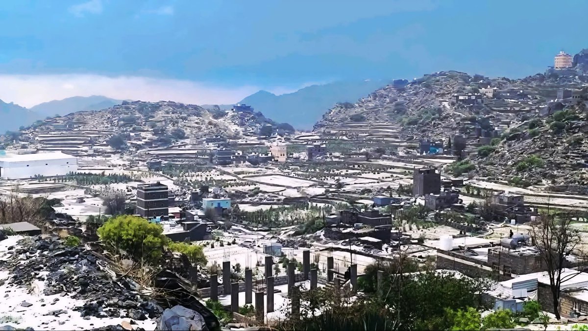 يافع تتشح برداء الثلوج البيضاء، بينما نحن في لحج نكابد لهيب الحر الشديد، وكأن الطبيعة نفسها تصرخ في وجه الفاسدين الذين جعلوا هذه الأرض مرتعًا لفسادهم... 

إنه عقاب من الله على من باعوا ضمائرهم، وأفسدوا في الأرض، فاستحقوا غضبه قبل غضب العباد...