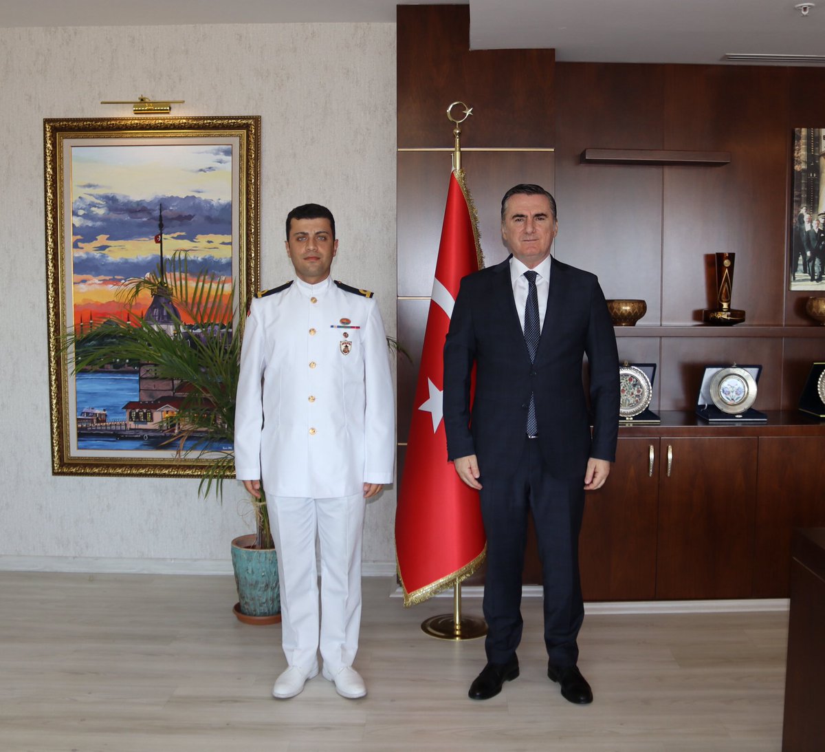 Kartal Sahil Güvenlik Karakol Komutan V. Teğmen Rahman Kan, Kaymakamımız Mehmet Yıldız’a ziyarette bulundu.