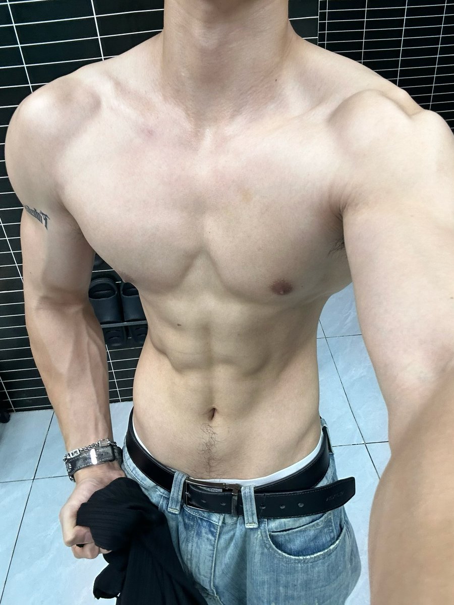 宝宝想要 #男大 #体育生 #男菩萨 #宽肩窄腰 #腹肌