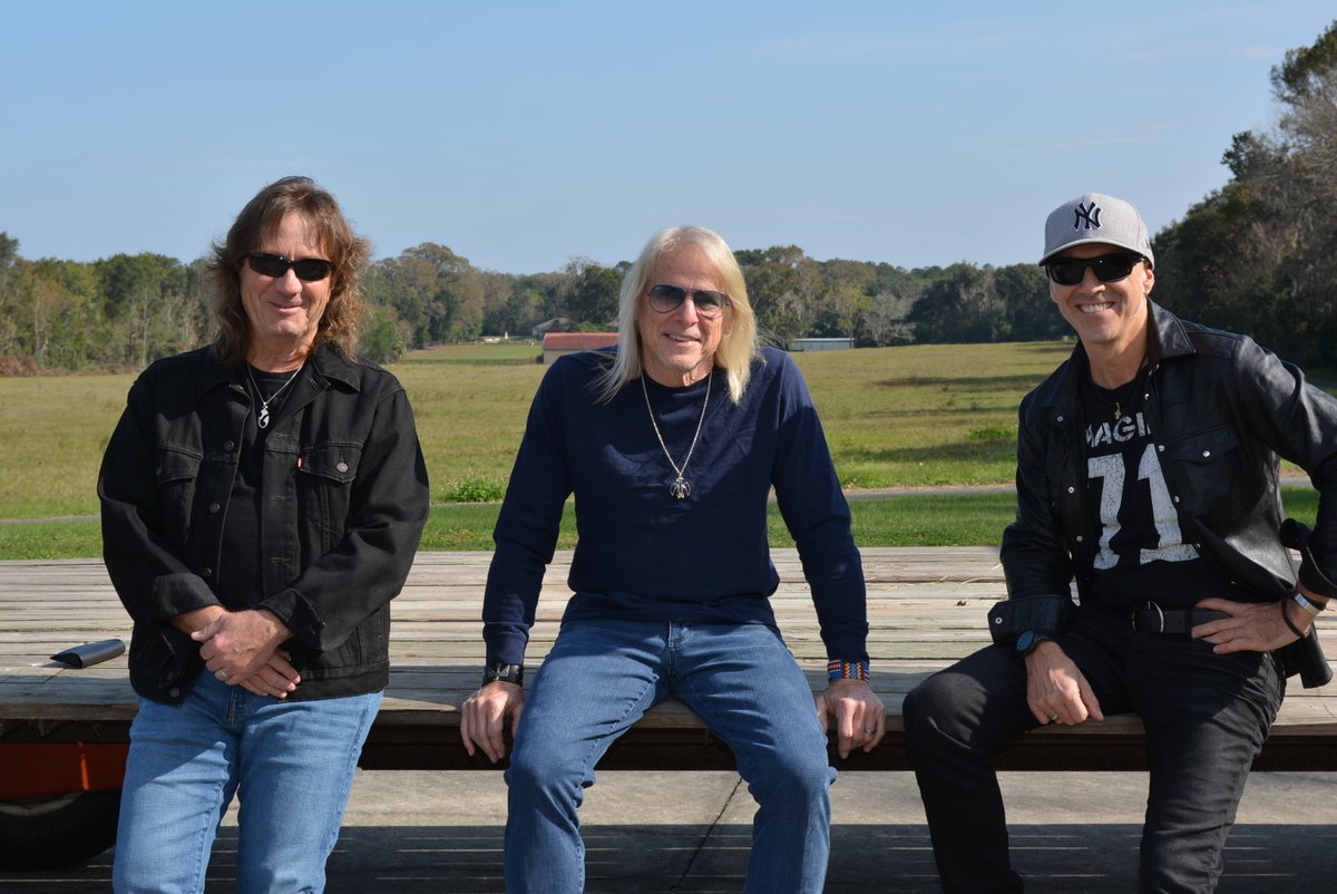 HEADLINERS tweet media