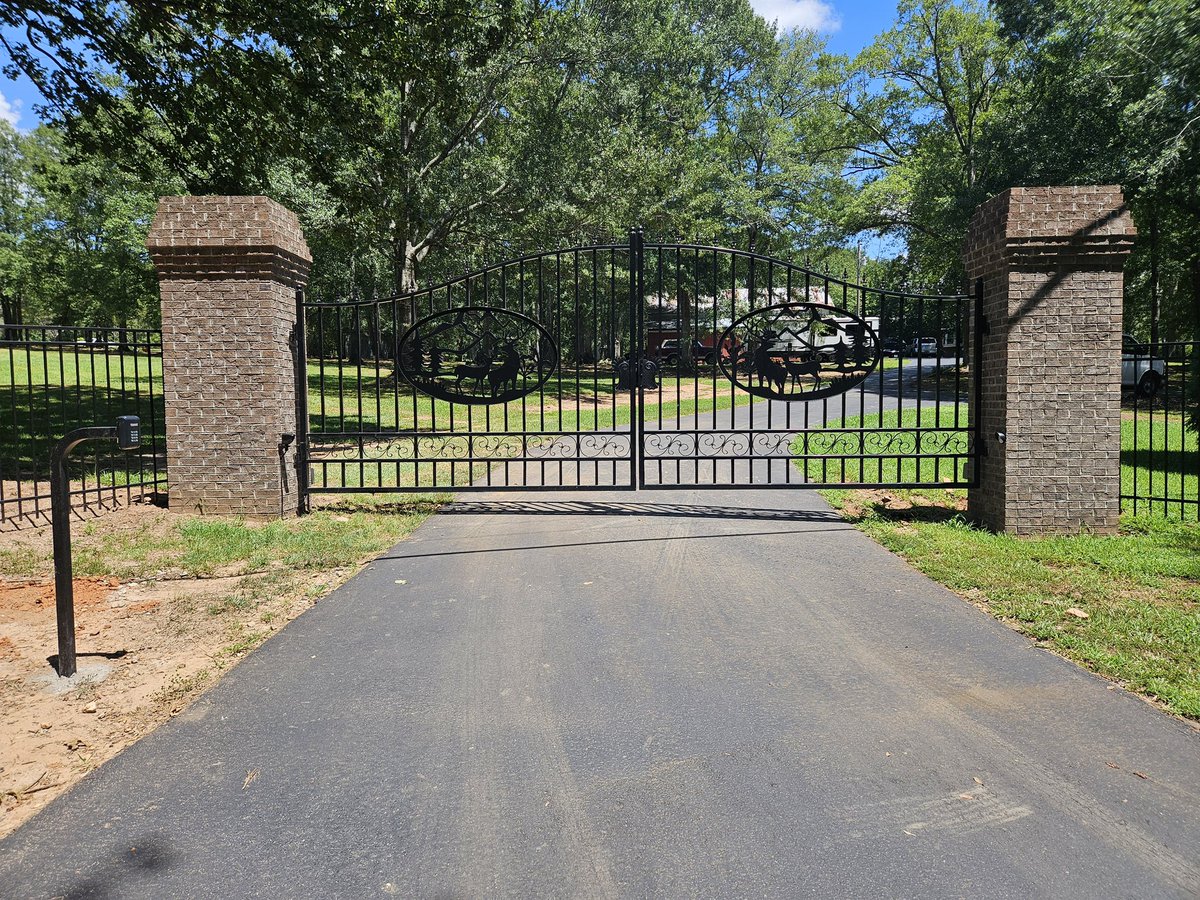 PSouthernInc's tweet image. Thrilled to share that we just installed two sets of dual swing gates powered by Platinum Access Systems for a satisfied customer!
.
☎️ 📱Call: 803.359.9201
Palmettosouthern.com
.
#palmettosouthern #HomeImprovement 
#PlatinumAccess #GateInstallation