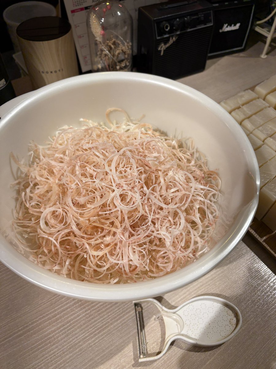 石けん大量生産中🧼

Village20周年記念パーティーに来てくれたお客様へのプレゼント🎁

角を削ったカスも捨てないでネットに入れて使うよ。