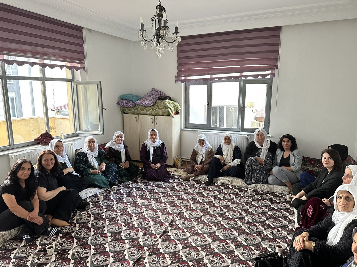 Em ligel berdevka meclîsa me ya Jinan <a href="/Halide_Turkoglu/">Halide Türkoğlu</a> çûn serdena dayikan. Lewra dayikên me yên aştiyê rûmeta me ne, em bi wan serbilind in. Heta hêviyên wan tên cih em ê li ber xwe bidin, dengê aştiyê bilind bikin.
<a href="/Halide_Turkoglu/">Halide Türkoğlu</a> <a href="/DemPartiKadin/">DEM Parti Kadın Meclisi</a> <a href="/tja_wan/">TJA WAN (Tevgera Jinên Azad)</a> <a href="/gulsenkurtDEM/">Gülşen kurt</a>