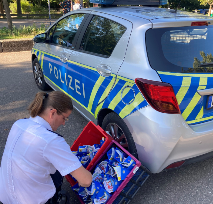 Passend zum Thema: "Erster Schultag" waren wir heute an den Schulen und auf den Straßen unterwegs und führten gemeinsam in den Grundschulen unsere #Zuckertütenaktion durch.  🎉🏫🎒

#Prävention #Polizei 🚔️