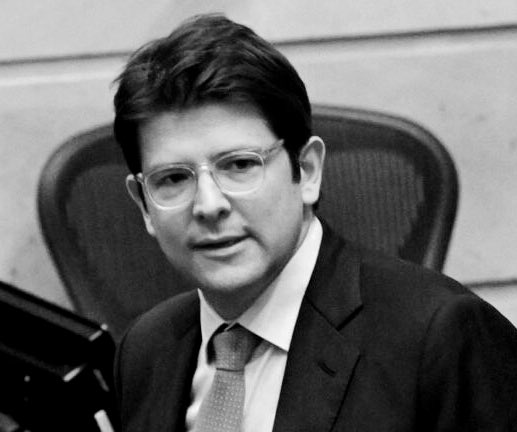 Lamento profundamente la muerte de <a href="/MiguelUribeT/">Miguel Uribe</a>. Mi solidaridad para su familia especialmente para su esposa y sus hijos. 
Como victima de la violencia conozco el dolor de una pérdida, hace 30 años mi padre fue asesinado. Ojalá un día Colombia no tenga que llorar más víctimas.