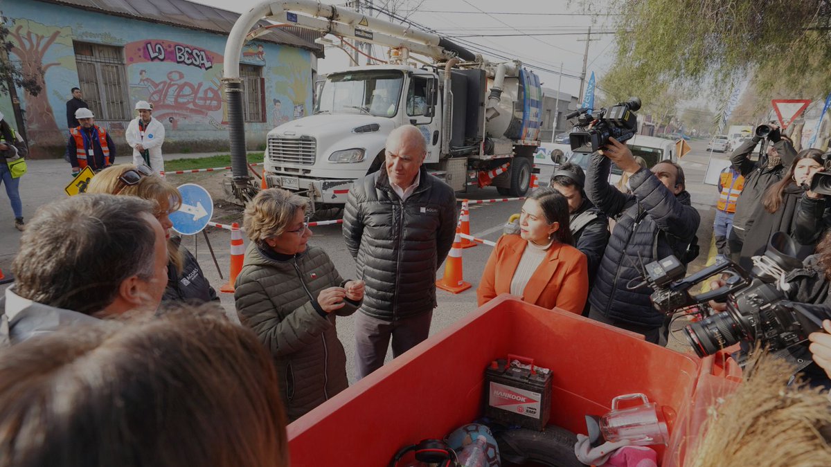 Colchones, tarros de cemento y escobas: la lista insólita de objetos que salen del alcantarillado
eldinamo.cl/sociedad/medio…
<a href="/aguas_andinas/">Aguas Andinas</a>