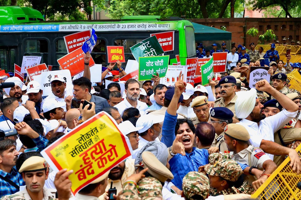 "What the country needs is one man, one vote — not one nation, one election. 

The BJP is killing democracy."

#RahulGandhiExposesECI #RahulExposesVoteChori #VoteChori  #RahulGandhiVoiceOfIndia #RahulGandhi