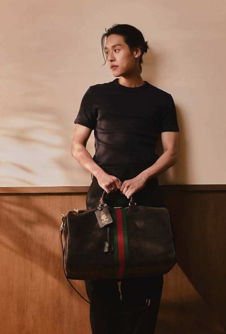 ตัวหนา กล้ามแน่น ใส่เสื้อยืดพอดีตัว ลุคนี้โคตรดี ไหนจะมัดผมทรงนี้อีก ฆ่าได้ฆ่าเลย ยอม 😭