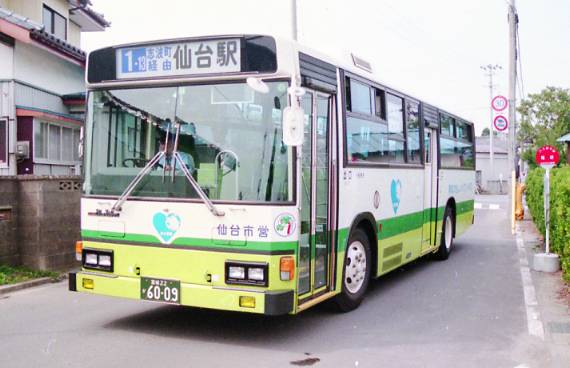 KyukoG67939's tweet photo. 会社によって多少ロゴは変わりますが、ハイブリッドの低公害車をアピールするために、前か横かについていました。
#日野　
#HIMR https://t.co/nEyzzJd1rc