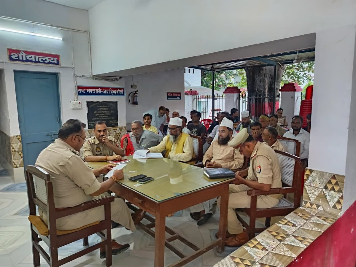 pilibhitpolice's tweet photo. SP पीलीभीत के निर्देशन में आगामी #Janmashtami व #Chehallum को शांतिपूर्ण माहौल में सम्पन्न कराने हेतु CO नगर द्वारा थाना कोतवाली पर पीस कमेटी की बैठक आयोजित की गई तथा त्योहारों के दौरान कानून-व्यवस्था बनाए रखने, अफवाहों से बचने व #UP112 पर सूचना देने की अपील की गई।
@Uppolice https://t.co/MKdWK8QQ41