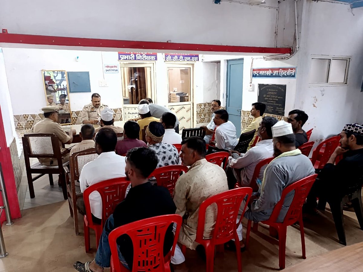 pilibhitpolice's tweet photo. SP पीलीभीत के निर्देशन में आगामी #Janmashtami व #Chehallum को शांतिपूर्ण माहौल में सम्पन्न कराने हेतु CO नगर द्वारा थाना कोतवाली पर पीस कमेटी की बैठक आयोजित की गई तथा त्योहारों के दौरान कानून-व्यवस्था बनाए रखने, अफवाहों से बचने व #UP112 पर सूचना देने की अपील की गई।
@Uppolice https://t.co/MKdWK8QQ41