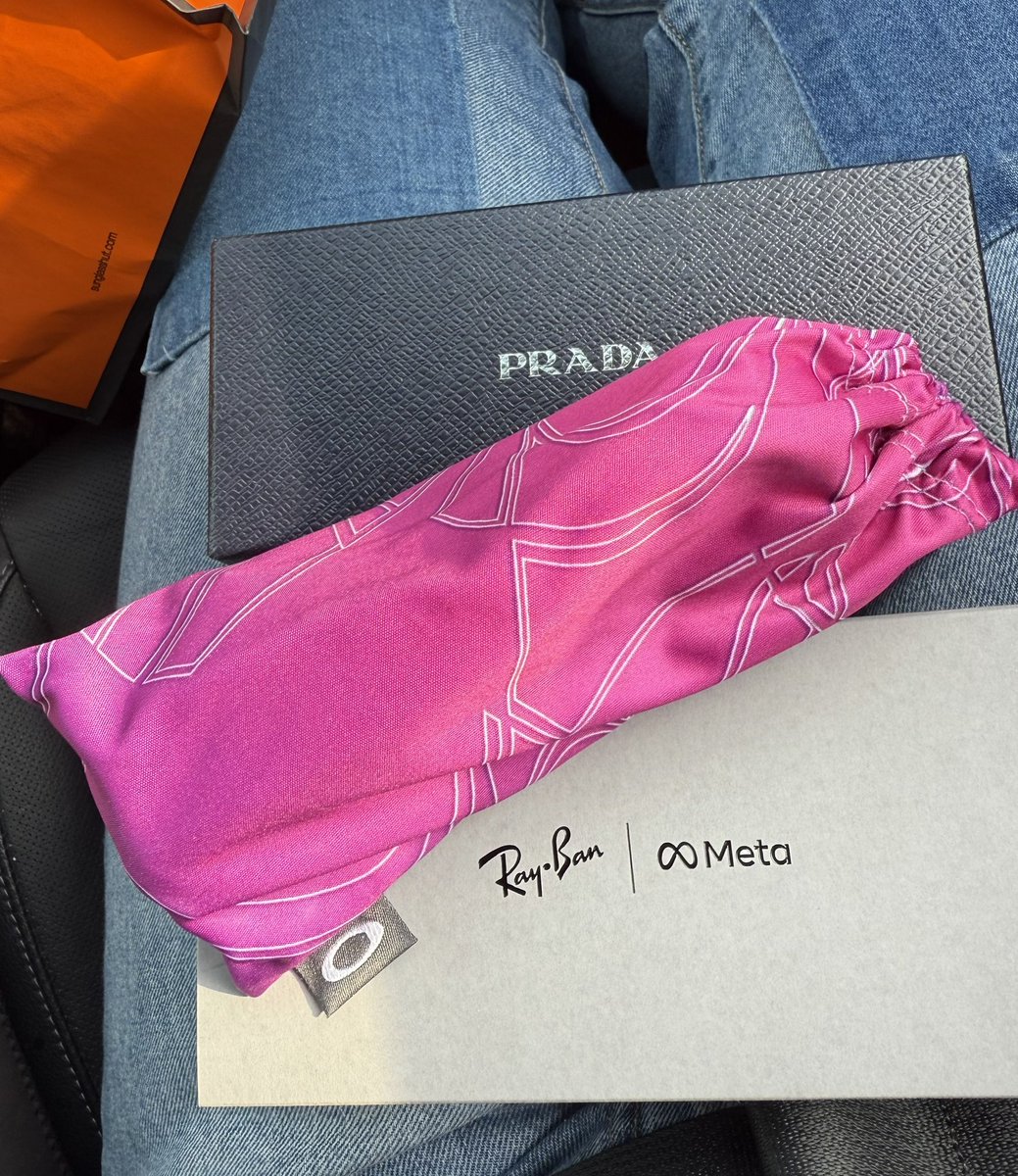 Rudy_Simone's tweet photo. Passenger princess with only 2 Tylenol, a Lipgloss, and my ID in my pocket. https://t.co/y7MMZVfUSc