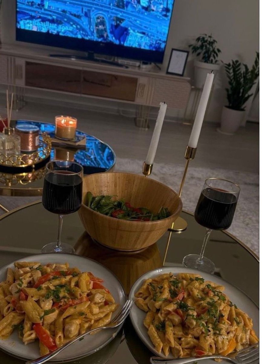 kocam işten geldi bana çiçek almış ben de karşılığında makarna tabağı hazırladım yicez şimdi beraber😋💋😘🤏🏻🥰✨🧚‍♀️