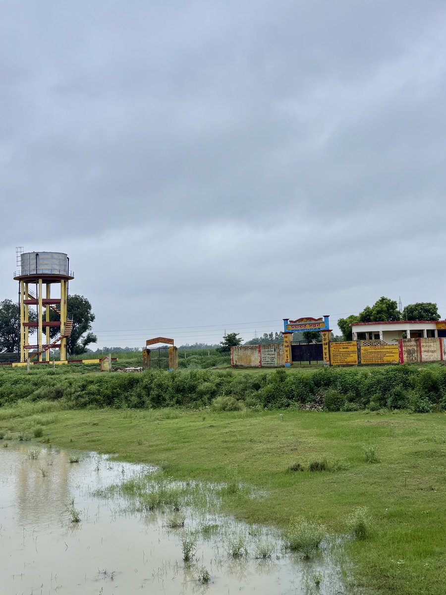 AshutoshIITG's tweet photo. हरा- भरा गाँव मीठी खीर,
बिना वृक्ष के बवासीर 

Panchayat Bhavan, Devkali, District- Lakhimpur Kheri https://t.co/gHXfWooBlE