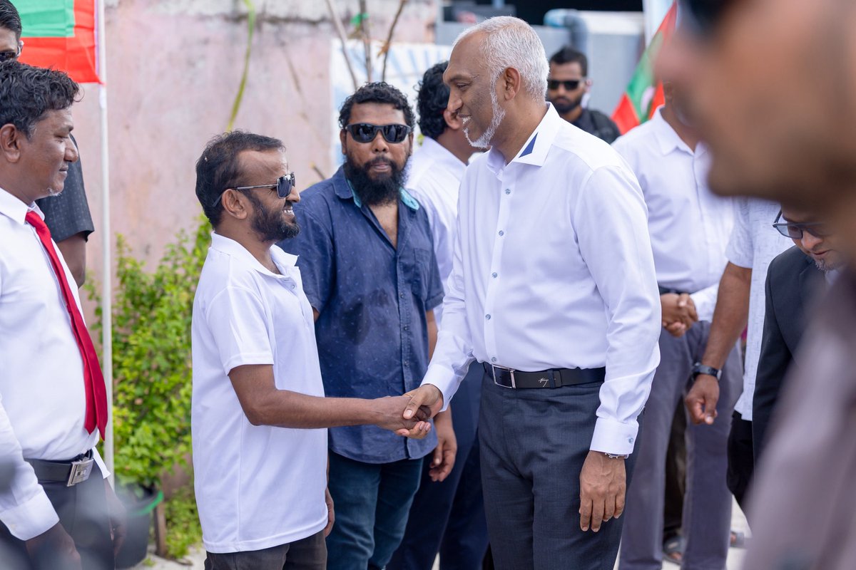 MIHUDmv's tweet photo. ބ. ކެންދޫގެ ފެނާއި ނަރުދަމާ ނިޒާމުގެ ޚިދުމަތް 
ރައީސުލްޖުމްހޫރިއްޔާ ޑރ. މުޙައްމަދު މުޢިއްޒު ރަސްމީކޮށް ފަށްޓަވައިދެއްވައިފިއެވެ.

ބ. ކެންދޫގައި ޤާއިމުކުރެވިފައިވާ ފެނާއި ނަރުދަމާ ނިޒާމަކީ އޯޕެކް ފަންޑް ފޯރ އިންޓަނޭޝަނަލް ޑިވެލޮޕްމެންޓްގެ ލޯނު އެހީންނާއި ދިވެހި ދައުލަތުގެ ބަޖެޓުން ޚަރަދުކޮށްގެން، މިނިސްޓްރީ އޮފް ކޮންސްޓްރަކްޝަން، ހައުސިންގ އެންޑް އިންފްރާސްޓްރަކްޗަރއިން، މާލޭ ވޯޓަރ އެންޑް ސްވަރޭޖް ކޮމްޕެނީ ޕްރައިވެޓް ލިމިޓެޑާއި ޙަވާލުކޮށްގެން ނިންމާފައިވާ މަޝްރޫޢުއެކެވެ.
