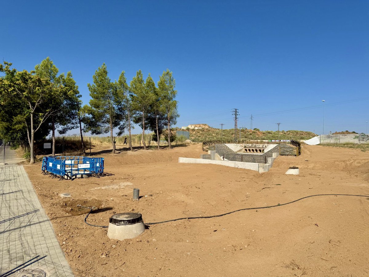 cvelazquezromo's tweet image. #Azucaica verá cumplida una de sus reivindicaciones más importantes: la canalización del arroyo Villagómez. Con el Plan de Infraestructuras aprobado, avanzamos en la segunda fase de una obra decisiva para evitar inundaciones y mejorar el saneamiento del barrio ✔️

Esta actuación…