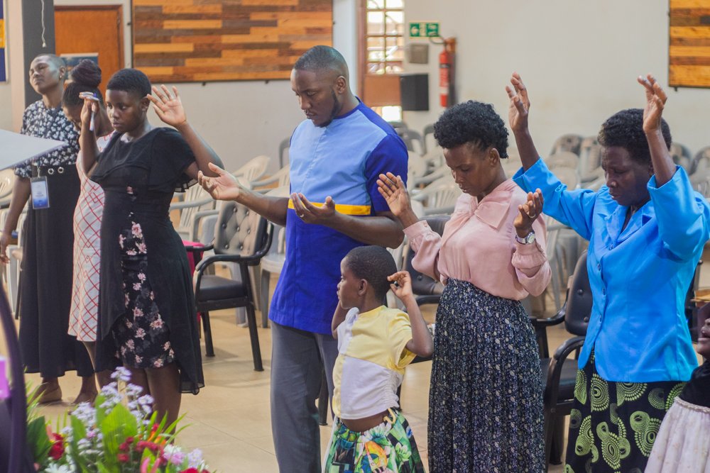 DCMakerere's tweet photo. Ekigambo kyanite Katonda tekikadiwa! Pasita Paul Semakula ye yatutangazizamu ejjo mu kigambo n'obukakafu.
#LugandaService
#Thirdservice https://t.co/W0CseegPgf