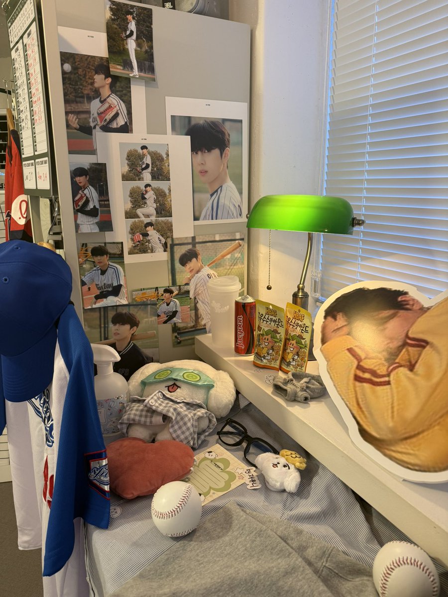 Yooni9408's tweet photo. 진짜 소품 하나하나까지 소중하고 예쁜 생카였어요❤️
늦게가서 이리저리 둘러보는데 감탄만🥹
동아리방에 있는 선배 사진 이제 제 방에 있어요오…🤭

 #선배_동아리방에서_8시9분에_만나요 https://t.co/hpSFBcUMhG