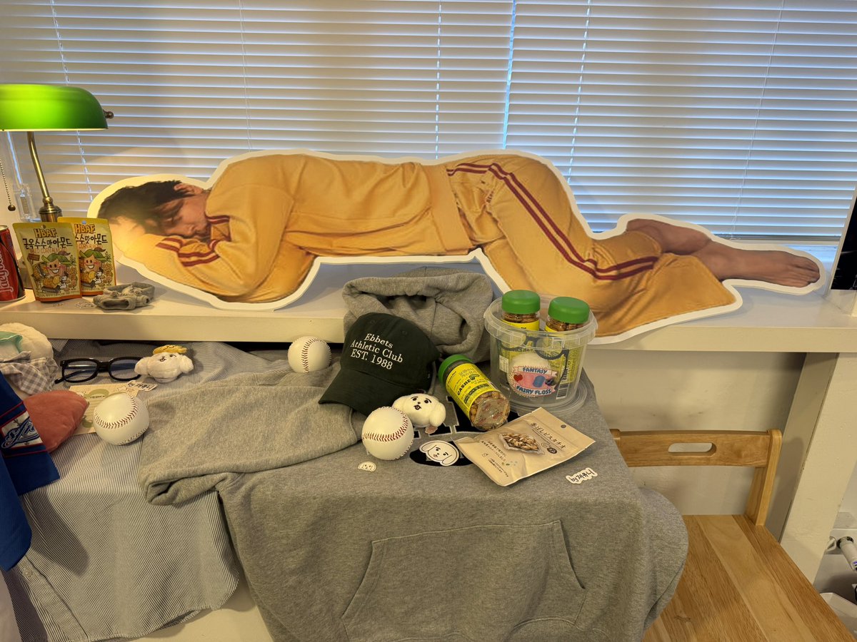 Yooni9408's tweet photo. 진짜 소품 하나하나까지 소중하고 예쁜 생카였어요❤️
늦게가서 이리저리 둘러보는데 감탄만🥹
동아리방에 있는 선배 사진 이제 제 방에 있어요오…🤭

 #선배_동아리방에서_8시9분에_만나요 https://t.co/hpSFBcUMhG