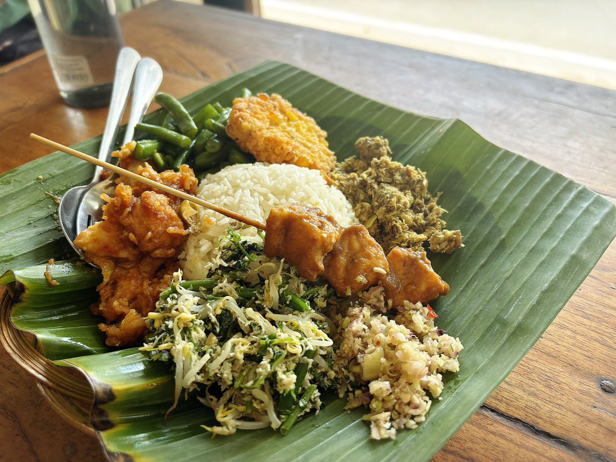 FammIkuko's tweet photo. バリ島チャングーのおすすめの店

WARUNG COCO

今日は、vegetable Day

この2皿で　🫢900円弱
バリ島　warung 恐るべし🙏

https://t.co/CBapVu4k3q

#バリのおすすめスポット
#famm卒業生 https://t.co/hK6TgjLkk6