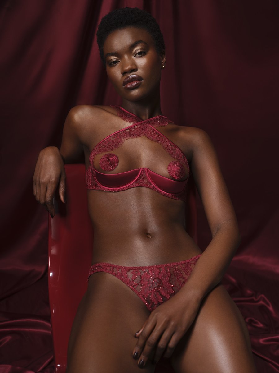 You are the vision. The Naraya Quarter Cup Bra and Open Knicker are here to frame you accordingly.

coco-de-mer.com/collections/na…