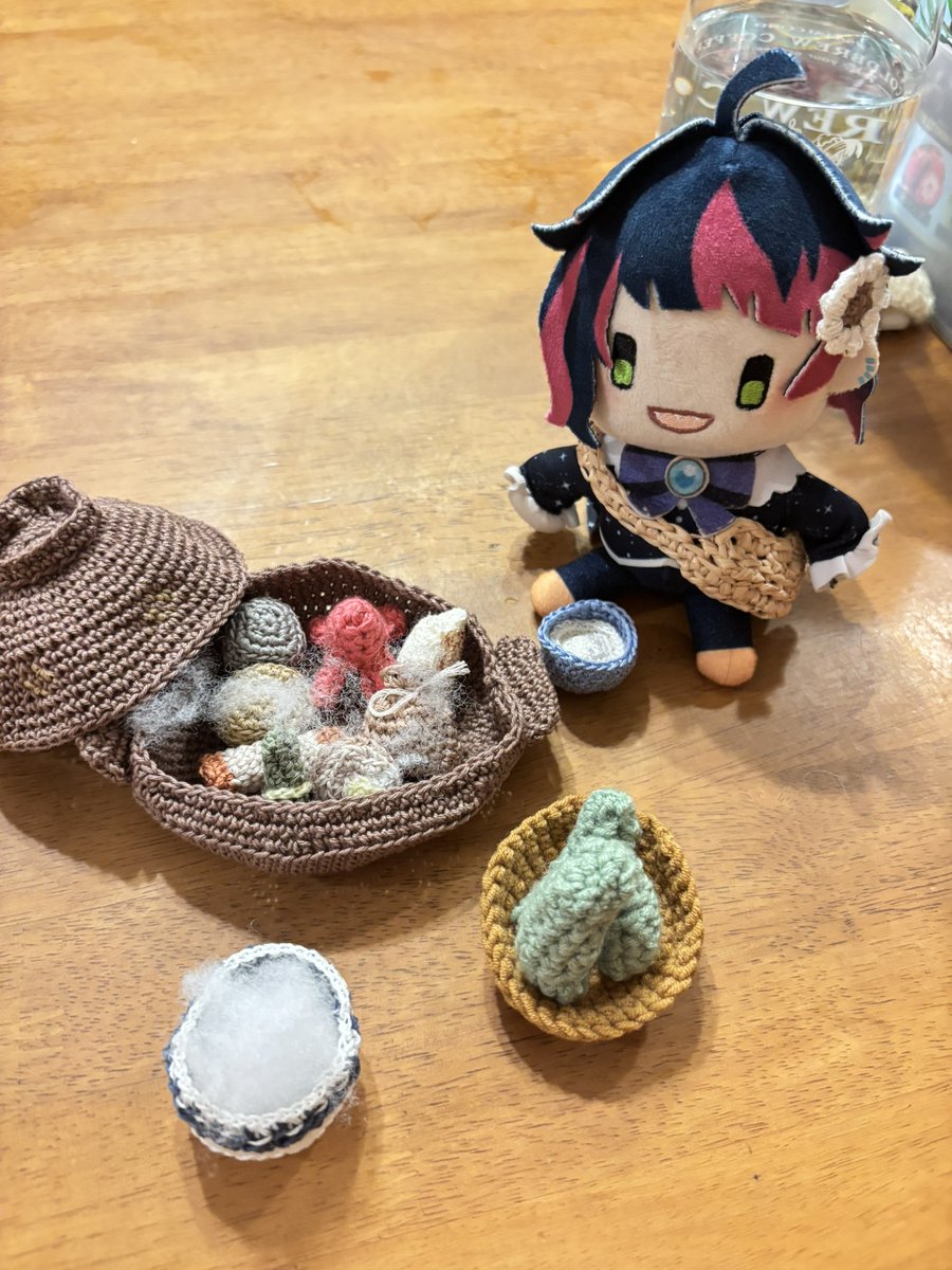y_m_sleepy_2002's tweet photo. 今日編んだものたち🧶
今日は鍋から編んでみました。🍢です。
おちょこもこっそり編んでみました🍶
並べてみるとめちゃくちゃちっちゃい子達なの。 https://t.co/yFM1NSu7wk
