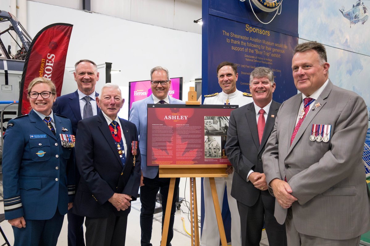 ParcsCanada's tweet photo. Samedi, le #GC a rendu hommage au lieutenant-général (à la retraite) Larry Ashley pour son leadership dans l’aviation navale au Canada lors d’une cérémonie #Hérosdecheznous de #ParcsCanada. Apprenez-en plus sur sa carrière exceptionnelle : https://t.co/0zP7HZdDwi https://t.co/CfpE9voaQD