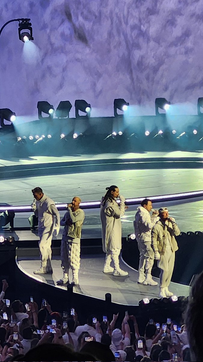 ashleyo85's tweet photo. Had an amazing whirlwind weekend girls trip to Vegas to fulfill our millennial dreams seeing the @backstreetboys 🪩🩵 https://t.co/91zfMMSYBN
