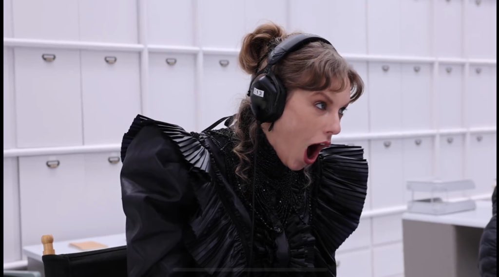 JUST SAW SOMEONE SAY IT MAKES SENSE SHE'S ANNOUNCING ON NEW HEIGHTS CAUSE THAT'S WHERE IT ALL STARTED AND NOW I'M CRYING IN THE OFFICE