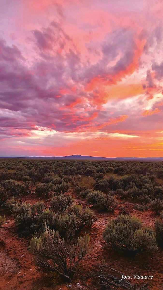 BobMoriartyABQ's tweet image. Good Morning and Happy Monday! Two beautiful #Taos #NM sunrises captured by a talented photographer 
John Vidaurre
