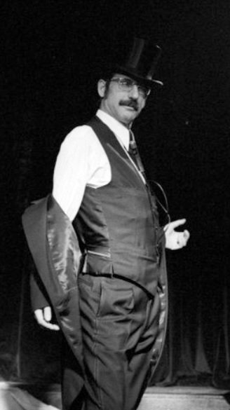 #Estupidiario: Antología del gazapo en la #radio

▶️NOMBRES DE AYER Y DE HOY. 

Tras La Palabra, el programa informativo, muy sui géneris, con el que se intentaba, desde la Cadena SER, antes Unión Radio, competir con el monopolio informativo de Radio Nacional de España, nacieron