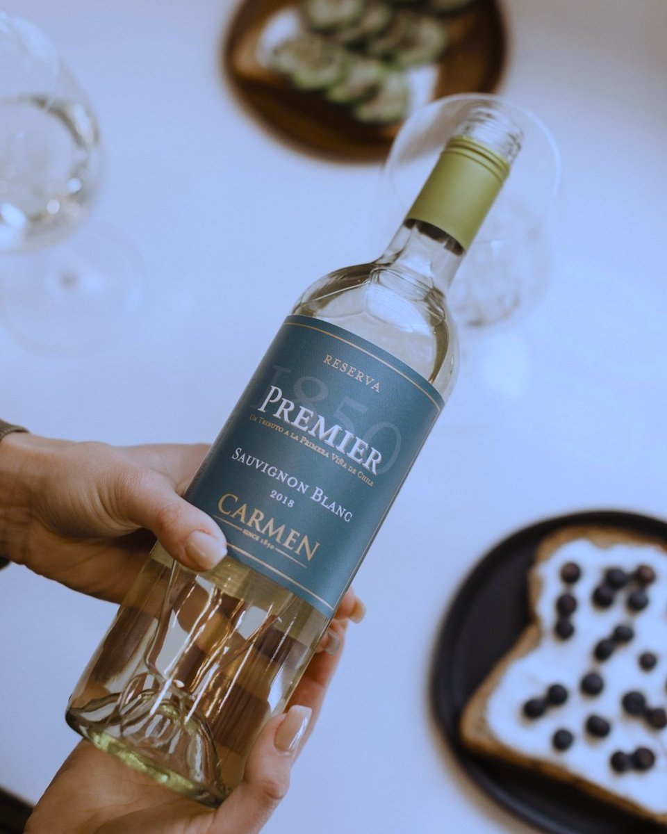 Light, bright &amp; ready to sip 💚🍃

Vina Carmen Premier 1850 Sauvignon Blanc brings crisp herbs, white flowers &amp; a juicy finish. Perfect as an aperitif or with fish, white meats, &amp; summer salads 🥗🐟

Available at <a href="/PEILiquor/">PEI Liquor</a> &amp; ANBL
.
.
.
#vinacarmen #innovativebeverages #sauvblanc
